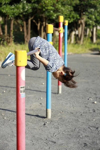 Japonesa chica jugando con high bar (5 años de edad ) —  Fotos de Stock