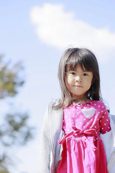 Mavi gökyüzünün altında Japon bir kız (5 yaşında)) — Stok fotoğraf