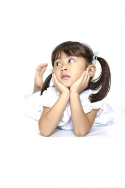 Ellerinde dinlenme çenesi olan elbise giymiş Japon bir kız (4 yaşında))