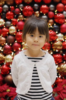 Noel ağacı ve Japon kız (5 yaşında))