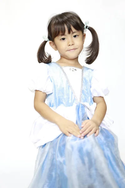 Sentada menina japonesa em um vestido (4 anos ) — Fotografia de Stock