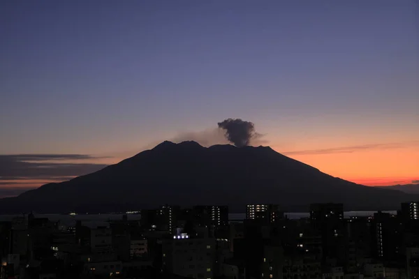 Sakurajima in Kagoshima, Japan (ранкова сцена)) — стокове фото