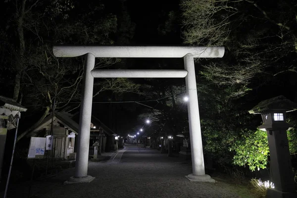 Torii-Tor des amano iwato-Schreines Westgebäude, miyazaki, japan (Nachtszene) — Stockfoto