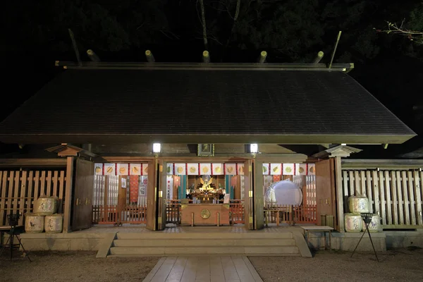 Bönehallen i Amano iwato helgedom väster byggnad, Miyazaki, Japan (nattscen) — Stockfoto