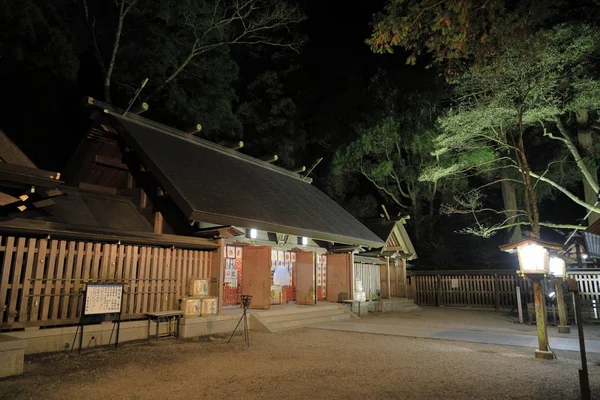 Αίθουσα προσευχής του ιερού Amano iwato δυτικό κτίριο, Miyazaki, Ιαπωνία (νυχτερινή σκηνή) — Φωτογραφία Αρχείου