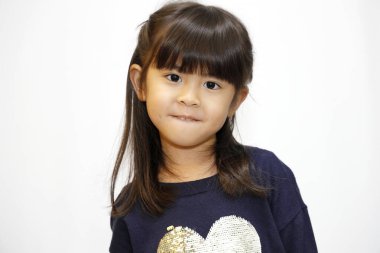 gülümseyen Japon kız (5 yaşında) (beyaz sırt))