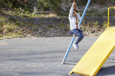 Japon kız (5 yaşında) uçan tilkiyle oynuyor