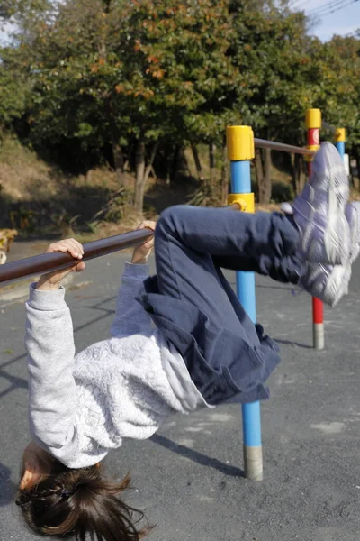 Menina Japonesa Jogando Com Bar Alto Anos Idade — Fotografia de Stock