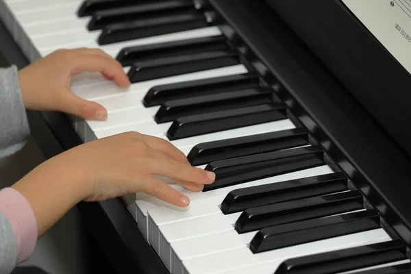 Hände Eines Japanischen Mädchens Das Klavier Spielt Jahre Alt — Stockfoto