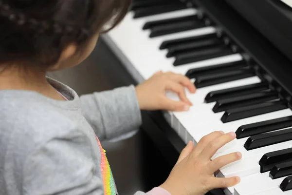 Japans Meisje Spelen Een Piano Jaar Oud — Stockfoto