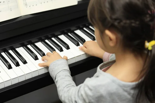 Japansk Tjej Spelar Piano Gammal — Stockfoto