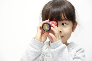 Japon kız kaleydoskopla oynuyor (beyaz sırt) (5 yaşında)