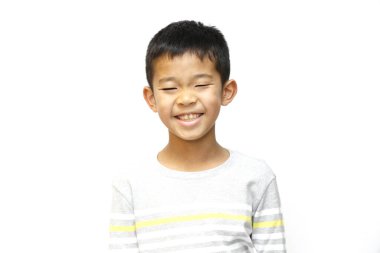 gülümseyen Japon çocuk (ilkokulda dördüncü sınıf)