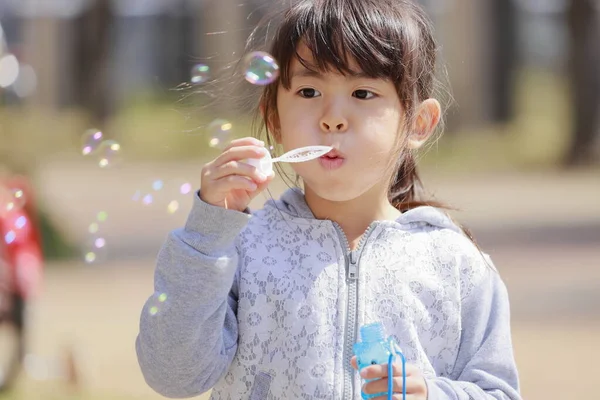 Японська Дівчина Грає Міхуром Під Блакитним Небом Років — стокове фото