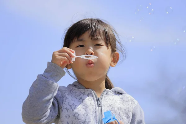 Japon Kız Mavi Gökyüzünün Altında Baloncukla Oynuyor Yaşında — Stok fotoğraf