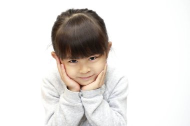 gülümseyen Japon kız (5 yaşında) (beyaz sırt))