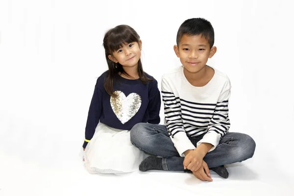 日本人の兄と妹 10歳の少年と5歳の少女 — ストック写真