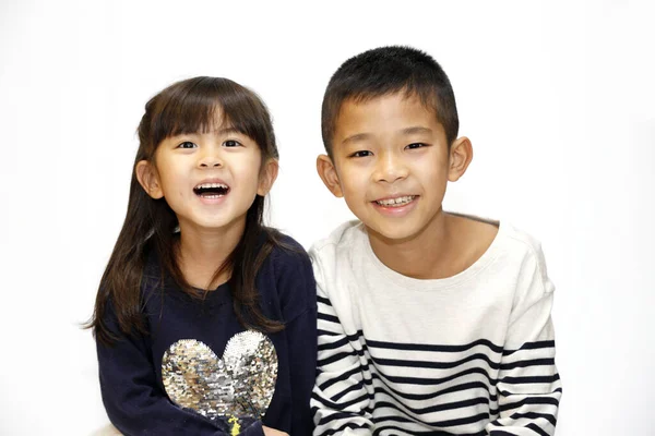 日本人の兄と妹 10歳の少年と5歳の少女 — ストック写真