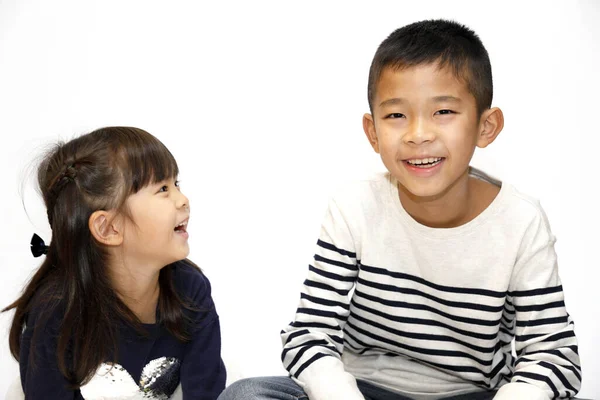 日本兄弟姐妹 10岁男孩和5岁女孩 — 图库照片