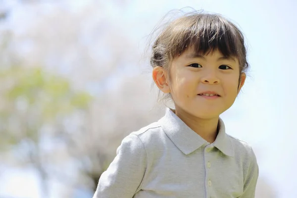 Japon Kız Kiraz Çiçekleri Yaşında — Stok fotoğraf