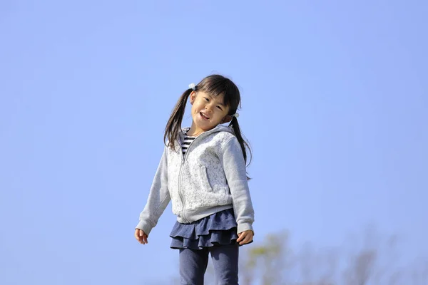 Mavi Gökyüzünün Altında Japon Bir Kız Yaşında — Stok fotoğraf
