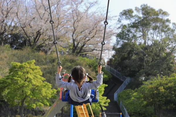 Japon Kız Salıncakta Arkadan Görünüşü Yaşında — Stok fotoğraf