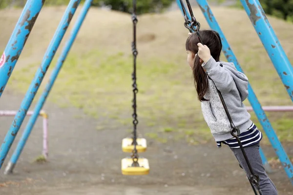 Japanisches Mädchen Steht Auf Der Schaukel Jahre Alt — Stockfoto