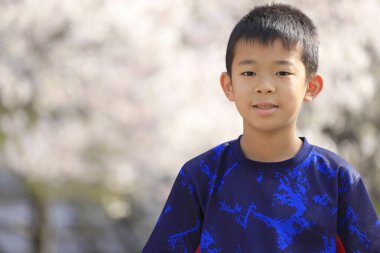 Japon çocuk ve kiraz çiçekleri (ilkokulda dördüncü sınıf)