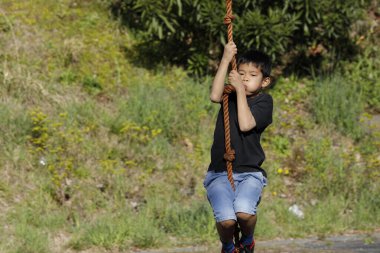 Japon çocuk ilkokulda uçan tilkiyle oynuyor.)
