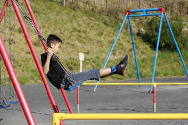 Japon çocuk salıncakta (ilkokulda dördüncü sınıf)