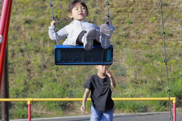 Japanische Schwester Auf Der Schaukel Und Bruder Schieben Sie Zurück — Stockfoto