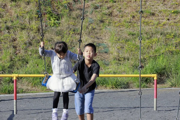 Japonesa Hermana Swing Hermano Empujando Espalda Años Edad Niño Años — Foto de Stock