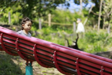 Japon kız slaytta (5 yaşında))