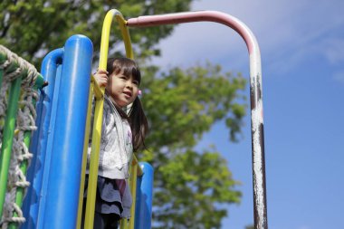 Japon kız tırmanma direğiyle oynuyor (5 yaşında))