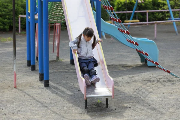 슬라이드에 일본인 — 스톡 사진