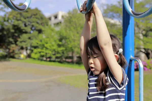 Japonská Dívka Hrát Opice Tyčinky Let — Stock fotografie