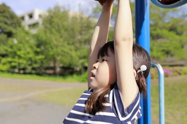 猿の棒で遊ぶ日本人の女の子 — ストック写真