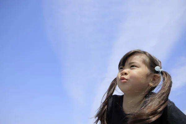Японська Дівчинка Під Блакитним Небом Років — стокове фото