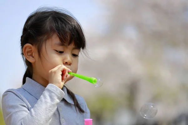 Japonais Fille Jouer Avec Bulle Sous Ciel Bleu Ans — Photo