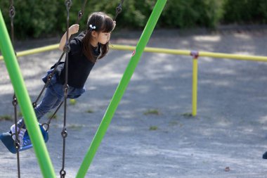 Salıncakta duran Japon kız (5 yaşında))