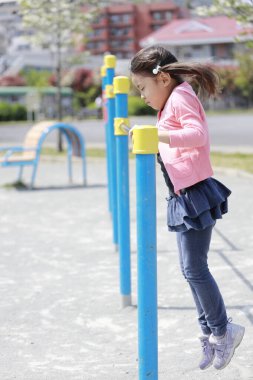 Japon kız yüksek çıtayla oynuyor (5 yaşında))