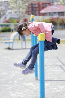 Japon kız yüksek çıtayla oynuyor (5 yaşında))