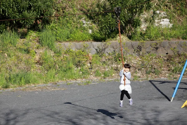 Japans Meisje Jaar Oud Spelen Met Vliegende Vos — Stockfoto