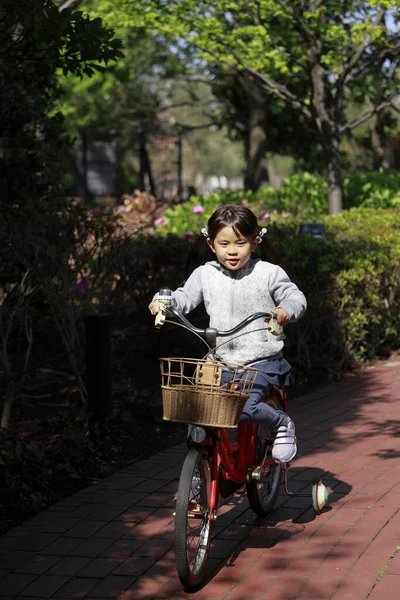 骑自行车的日本女孩 — 图库照片