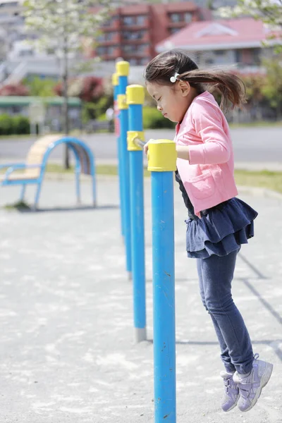 Japanisches Mädchen Spielt Mit Reck Jahre Alt — Stockfoto