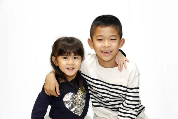 Γιαπωνέζος Αδελφός Και Αδελφή Αγκαλιάζουν Ένας Τον Άλλον 10Χρονο Αγόρι — Φωτογραφία Αρχείου