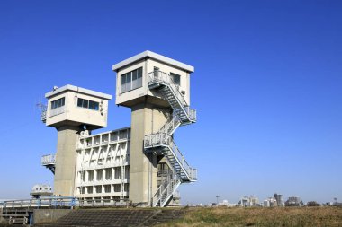 Kawasaki, Kanagawa, Japonya 'da Misawa Nehri su kapısı.