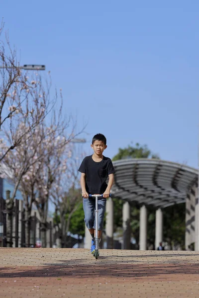 日本男孩骑摩托车 小学五年级 — 图库照片