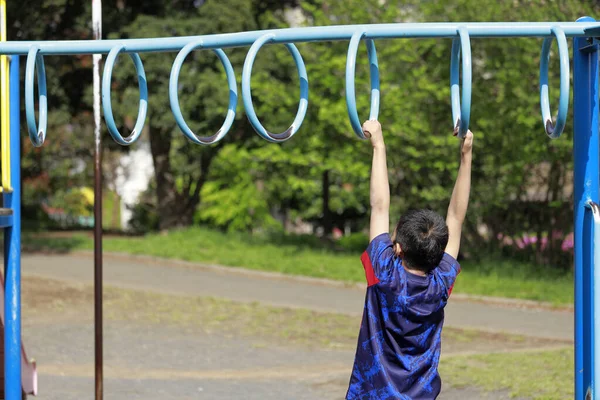 Japanska Pojke Leker Med Apa Barer Femte Klass Grundskolan — Stockfoto