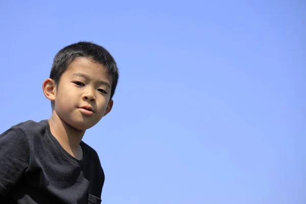 青空の下の日本人少年 小学校5年生 — ストック写真